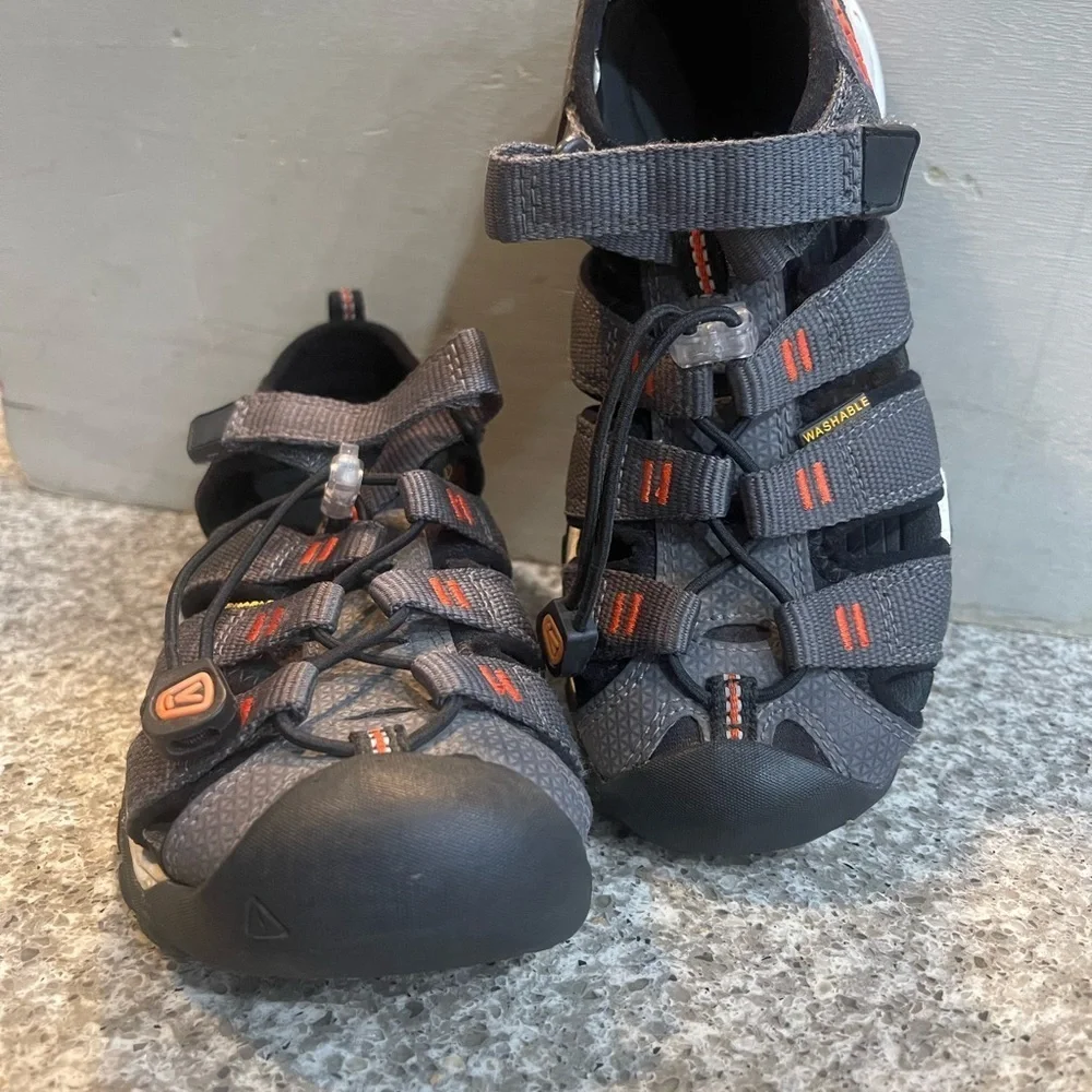KEEN Newport Neo H2 Sandal Magnet/Spicy Orange Youth Size 13
